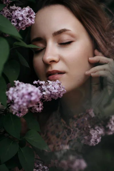 Leylağın yanındaki genç kızın yumuşak odak portresi