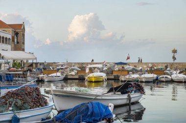 Tyre 'ın balıkçı limanının duvarındaki insanlar ve ordu, Lübnan
