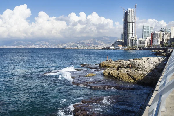 Côté mer avec piscine naturelle et baigneurs à Beyrouth avec vue sur la ville par une journée ensoleillée, Liban — Photo