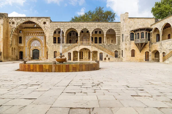 Lübnan Orta Doğu Dağı 'nda emir Bachir Chahabi Palace Beit Ed-dine de çeşme ile avlu, Lübnan