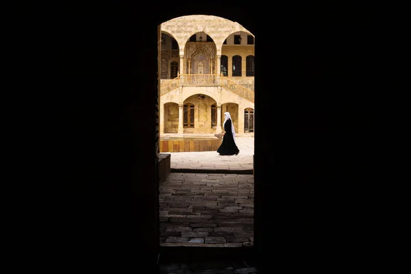 View trough entrance tunnel with lady passing by at Emir Bachir Chahabi Palace Beit ed-Dine in mount Lebanon Middle east, Lebanon — Stock Photo, Image