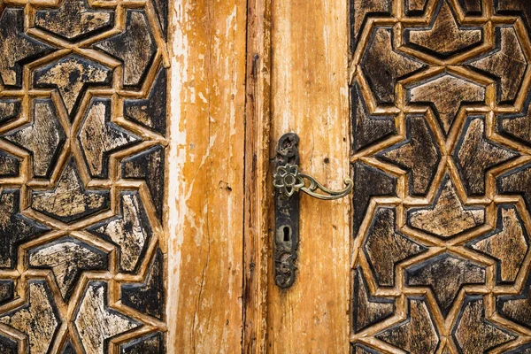 Деталь двери с резьбой по арабскому орнаменту в эмирском дворце Башир Чахаби Бейт ад-Дин на горе Ливан Ближний Восток, Ливан — стоковое фото