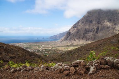 Kayalıklarla ve El Golfo Vadisi'nin kırmızı hills okyanusa Frontera, El Hierro, Kanarya Adaları, İspanya kadar görüntüleme