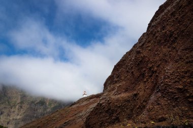 Yeşil dağ, Frontera, El Golfo, El Hierro, Kanarya Adaları, İspanya ile dik bir kırmızı tepe üzerinde La Candelaria kilise