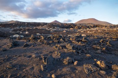 Sunshined lav moonlandscape, El Restinga, El Hierro, Kanarya Adaları, İspanya ile siyah kum yayılmış kayalar