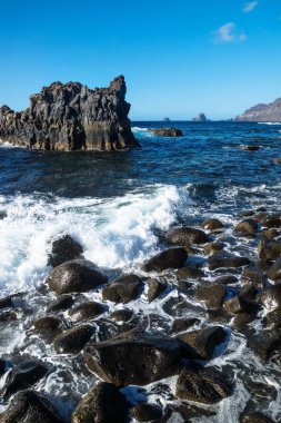 Sahil El Golfo Valley siyah taşlar ve siyah cliff oluşumları ve koyu mavi deniz, Frontera, El Hierro, Kanarya Adaları, İspanya