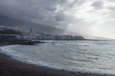 Puerto de la Cruz, Tenerife, Kanarya Adaları, İspanya siyah plaj renkli köyünde gün batımı sırasında üzerinde yapraklara