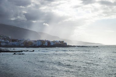 Evleri sahil şeridine tarafından ışık yapraklara günbatımı sırasında Puerto de la siyah plajda tuttu Cruz, Tenerife, Kanarya Adaları, İspanya
