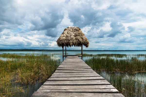 Cabana Com Telhado Palha Doca Longo Costa Lago Com Nebulosidade — Fotografia de Stock