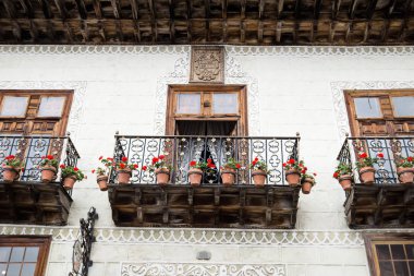 Ahşap balkon saksı içinde La Orotava, Tenerife, İspanya