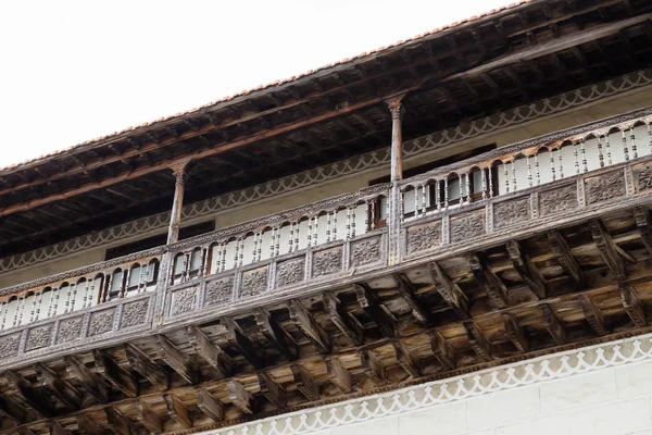 Dřevěný balkon s řezbami květin v La Orotava, Tenerife, Španělsko — Stock fotografie