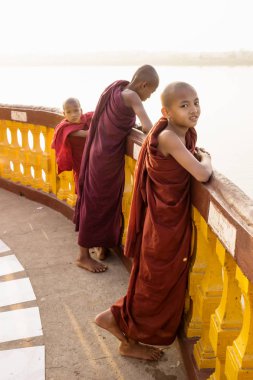 HPa-an, Myanmar - 9 Ocak 2013: üç rahipler pagoda günbatımı, dikey zevk Nehri boyunca ayakta