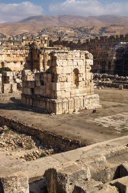 Büyük mahkeme Heliopolis güneşli bir gün, arka planda Baalbek dikey, Bekaa Vadisi Lübnan Dağları ile yıkıntıları
