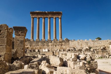 Jüpiter Tempel Baalbek derin mavi gökyüzü, Lübnan üzerinde yüksek sütun