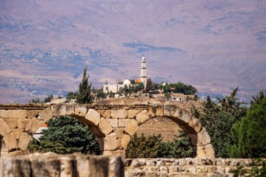 Güneşli bir günde, Anjar, Bekaa Vadisi, Lübnan Dağları ile Emevi harabelerde arka görüldü bir tepede Camii
