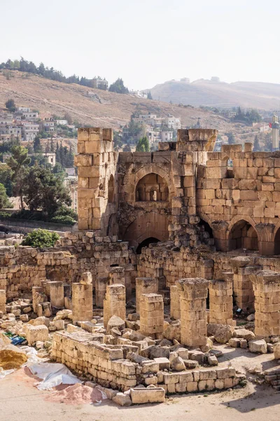 Romerska Ruiner Med Antilibanon Bakgrunden Solig Dag Vertikal Baalbek Libanon — Stockfoto