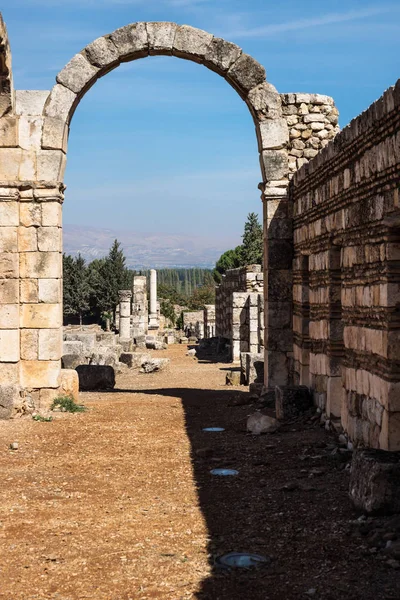Arco Ruinas Ciudad Omeya Anjar Con Montañas Valle Bekaa Líbano — Foto de Stock