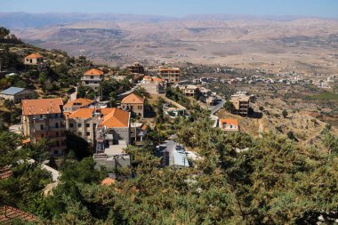 Rachaiya Köyü ile dağ silsilesi Lübnan Bekaa Vadisi'nde görüntülemek