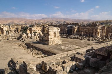 Büyük mahkeme Heliopolis arka planda Baalbek, Bekaa Vadisi Lübnan Dağları ile yıkıntıları