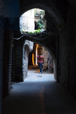 Adam kömürlerin shisha Sidon, Lübnan souks içinde hazırlama