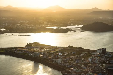 Turuncu günbatımı görünümünden Ilchulbong tepe Seongsan, Jeju Adası, Güney Kore