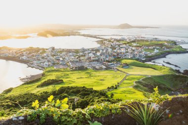 Gün batımı cityscape görünümünden Ilchulbong tepe Seongsan, Jeju Adası, Güney Kore