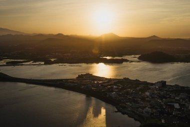 Ilchulbong tepe turuncu renk Seongsan, Jeju Adası, Güney Kore için günbatımı manzaralı