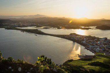 Hallasan tepeye kadar turuncu günbatımı görünümünden Ilchulbong zirveye Seongsan, Jeju Adası, Güney Kore