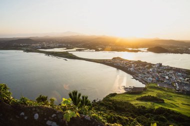 Yeşil turuncu günbatımı görünümünden Ilchulbong tepe Seongsan, Jeju Adası, Güney Kore için