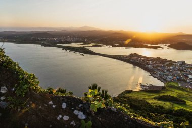 Volkanın kraterinde Ilchulbong ayında en yüksek Seongsan, Jeju Adası, Güney Kore için gidiş güneş gün batımı manzaralı