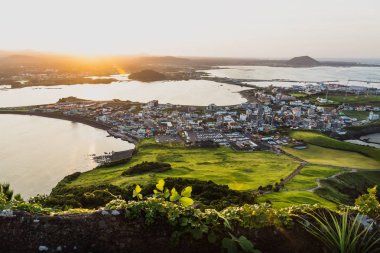 Gün batımı şehir görünümünden Ilchulbong tepe Seongsan, Jeju Adası, Güney Kore