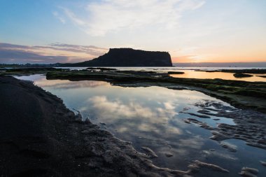 Su yansımalar güneş doğarken Ilchulbong yanardağ krater, Seongsan, Jeju Adası, Güney Kore, bulut.