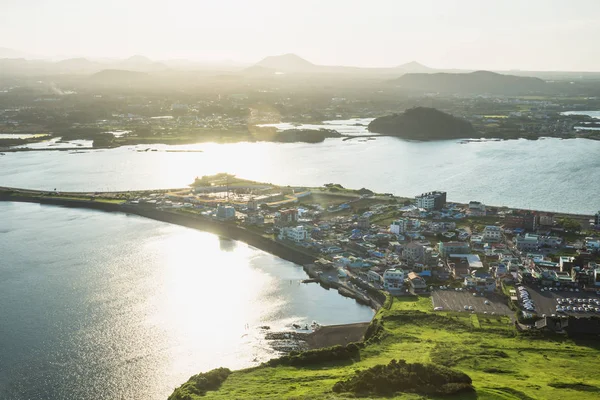 Gün batımı görünümünden Ilchulbong tepe Seongsan, Jeju Adası, Güney Kore için landbridge için