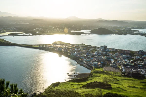 Son yapraklara görünümünden Ilchulbong tepe Seongsan, Jeju Adası, Güney Kore için