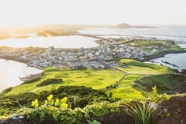 Gün batımı cityscape görünümünden Ilchulbong tepe Seongsan, Jeju Adası, Güney Kore