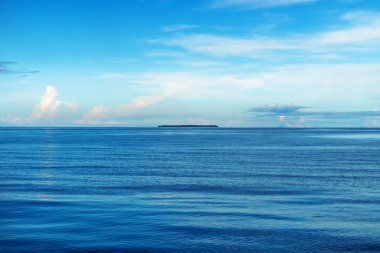 Deniz manzarası görünümüyle mavi gökyüzü ve bulutlar Siquijor Adası, Filipinler