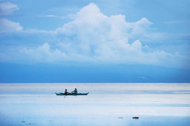 Sonsuz mavi beyaz okyanus ve dağ, Filipinler, Asya ile Siquijor adlı büyük bulut Fisherboat