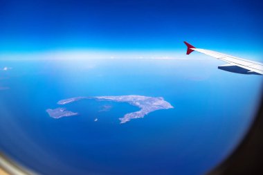 Bulutsuz bir günde, Santorini, Yunanistan bir uçaktan pencere ve uçak kanadı Santorini Adası'havadan görünümü