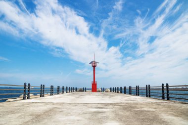 Mavi gökyüzü, Jeju-si, Jeju Adası, Güney Kore ile iskeleye kırmızı lighhouse