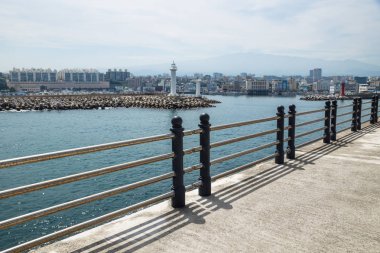 Jeju-si ana şehir okyanus manzarası ile deniz feneri ve çit, Jeju-si, Jeju Adası, Güney Kore