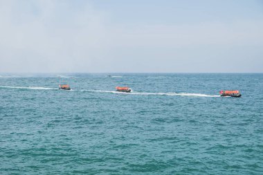 Üç ordu tekne üst üste bir askeri tatbikat, Jeju-si, Jeju Adası, Güney Kore için bayraklı