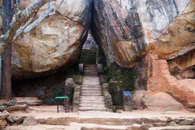Merdiven arasında biraz büyük portakal taş Sigiriya, Sri Lanka