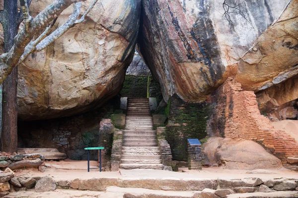 Merdiven arasında biraz büyük portakal taş Sigiriya, Sri Lanka