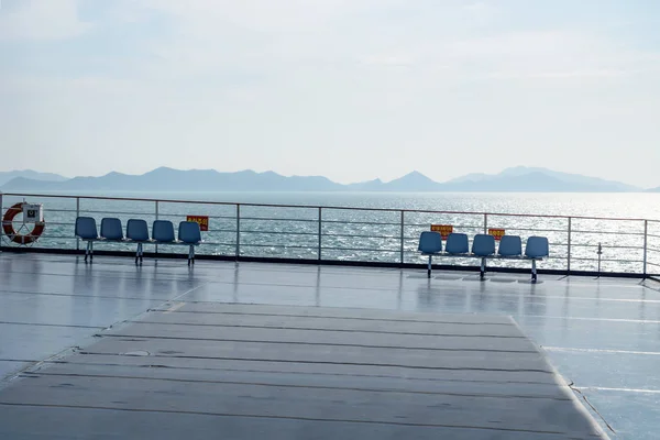 Assentos com vista para o convés de um ferry de Jeju para Mokpo, Coreia do Sul — Fotografia de Stock