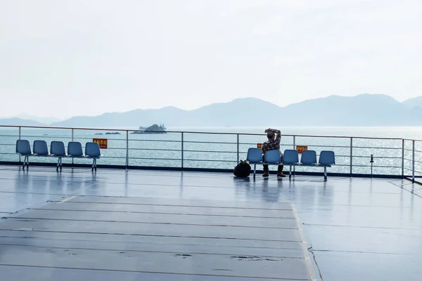Passageiro desfrutando da vista para as ilhas Jindo em ferry de Jeju para Mokpo, Coreia do Sul — Fotografia de Stock