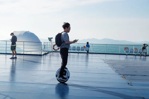 Turist Feribot Jeju Mokpo, Güney Kore, güvertede elektrikli bir monowheel üzerinde