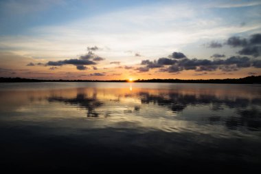 Günbatımı göle Utila, Honduras, Orta Amerika'da, kabarık bulutlar ile