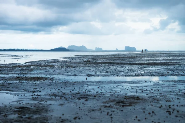 Casal Caminhando Maré Baixa Oceano Com Montanhas Carst Fundo Paisagem — Fotografia de Stock