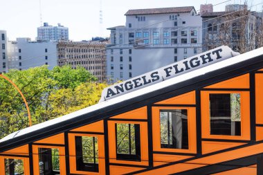Los Angeles, California - 24 Şubat 2018: Ayrıntı of Angels uçuş demiryolu tren ile cityscape, Los Angeles, Kaliforniya