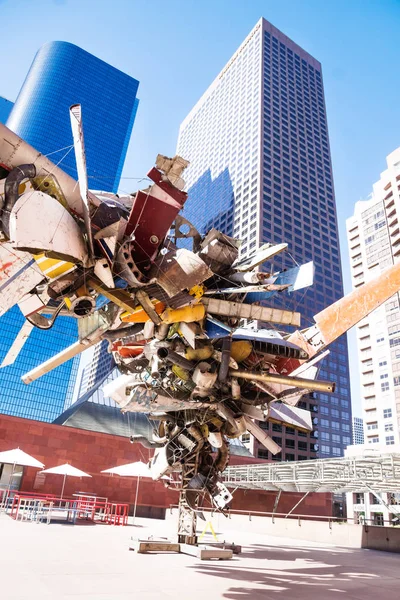 Los Angeles, California - 24 Şubat 2018: Nancy Rubins Chas paslanmaz çelik heykel, dışında Museum of Contemporary Art Moca